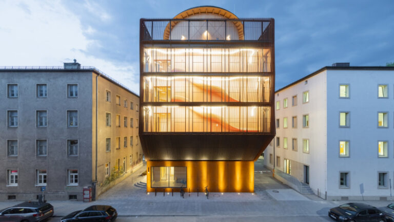 Студия Kéré Architecture построила детский сад с трехэтажной игровой площадкой