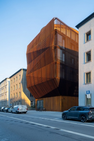 Студия Kéré Architecture построила детский сад с трехэтажной игровой площадкой