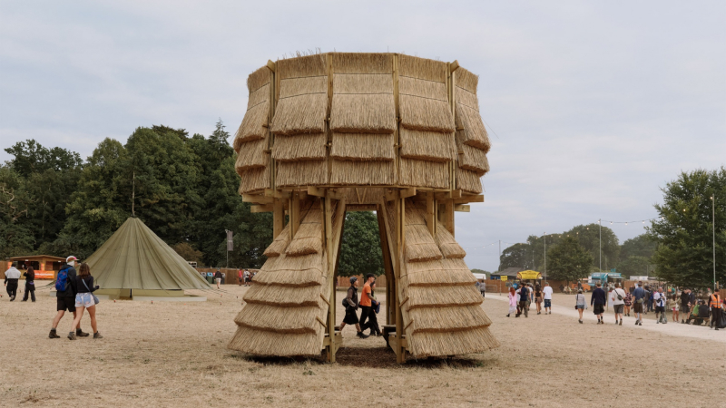 Cella Collective и Mitre & Mondays создали павильон из соломы для фестиваля Houghton