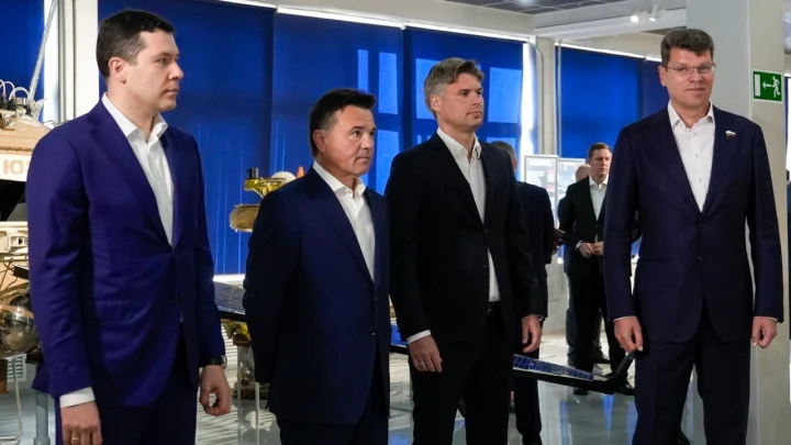 Губернатор Воробьёв и глава «Роскосмоса» Баканов посетили НПО имени Лавочкина в Химках