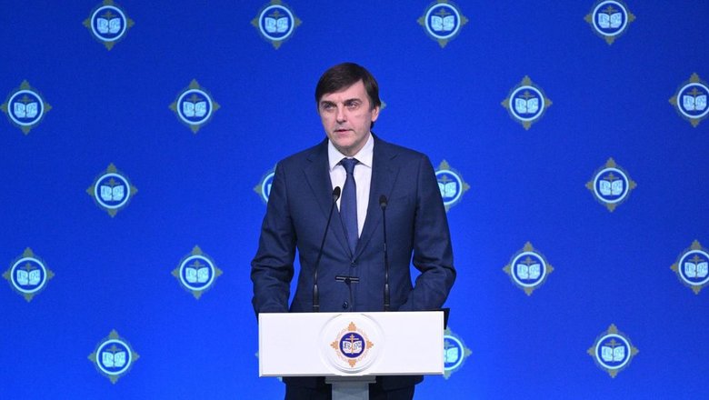 Кравцов рассказал, будут ли ставить оценки первоклассникам