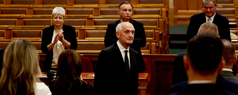 Депутаты парламента аплодируют новоизбранному президенту Венгрии Андрашу Баке после принятия им присяги в парламенте