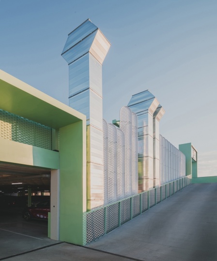OOIIO Architecture превратила заброшенный завод в автоцентр