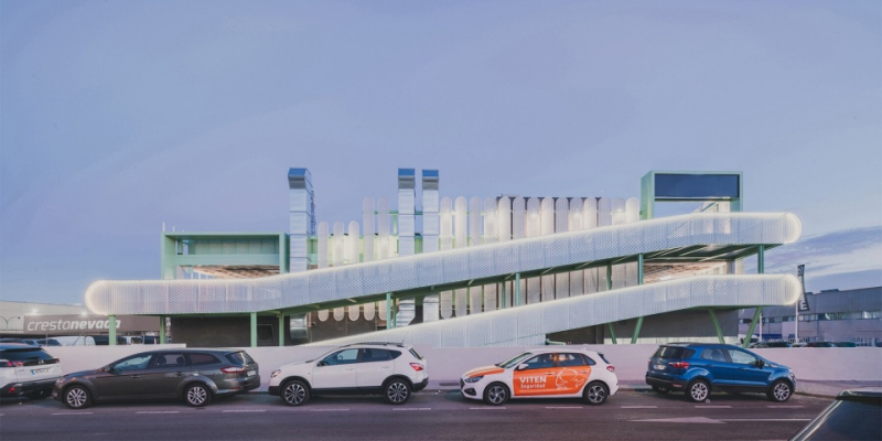 OOIIO Architecture превратила заброшенный завод в автоцентр