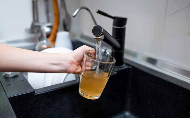 Почему из крана течет ржавая вода, можно ли в ней мыться и что делать