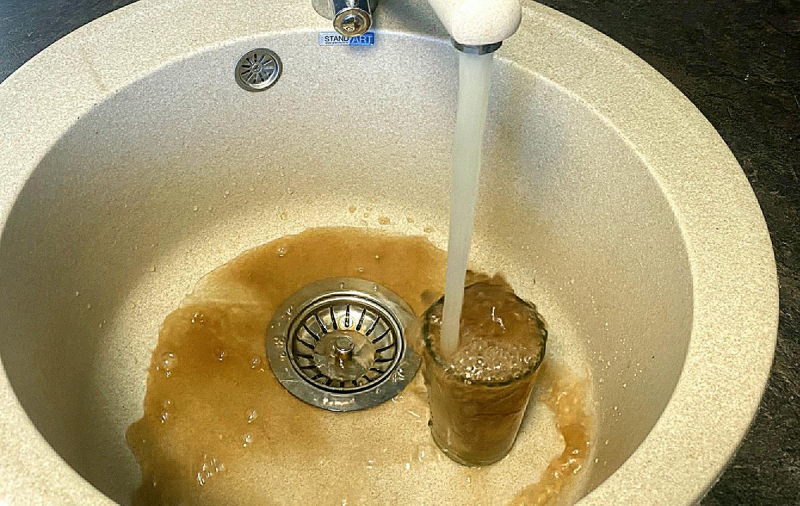 Почему из крана течет ржавая вода, можно ли в ней мыться и что делать