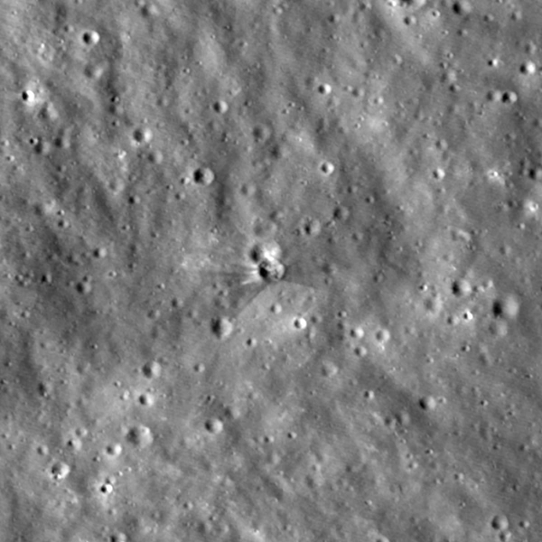 Последствия космического ДТП: аппарат NASA сфотографировал кратер на месте падения на Луну второй ступени ракеты-носителя Falcon 9