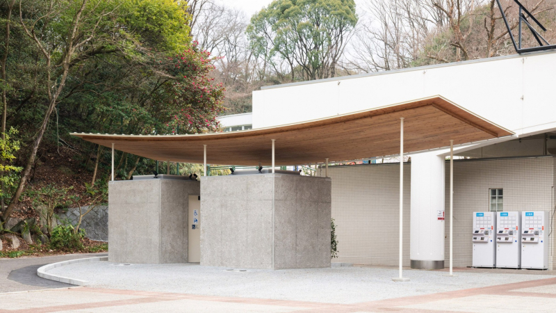 Yano Aoyama Architecture Design построили общественный туалет из бетона и кедра