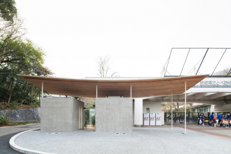 Yano Aoyama Architecture Design построили общественный туалет из бетона и кедра