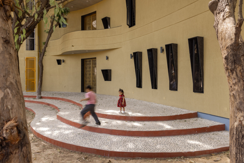 Завершено строительство изогнутой школы New Horizon в Индии