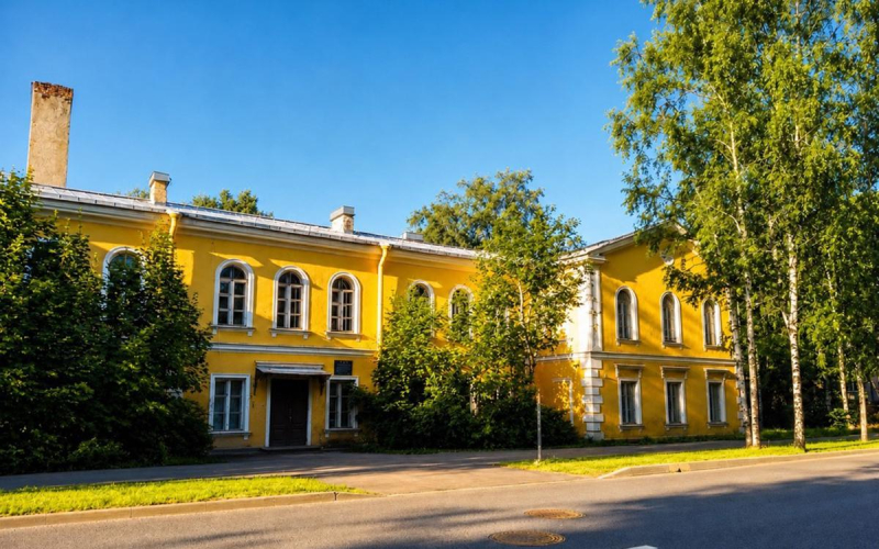 В Петергофе выставили на торги историческое здание XIX века